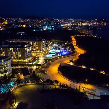 Ramada Resort Kusadasi & Golf Exterior foto Aerial view of the resort at night