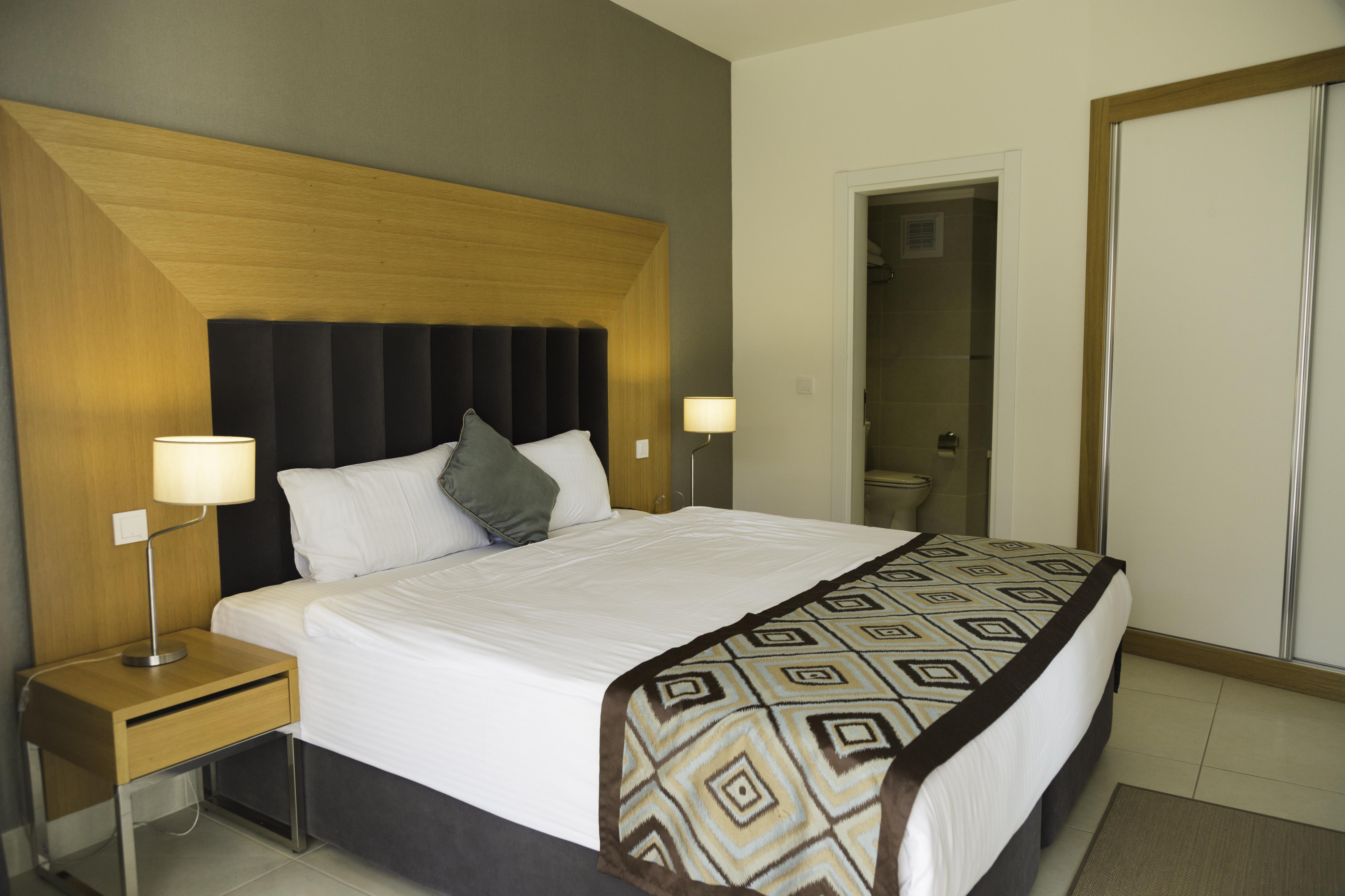 Ramada Resort Kusadasi & Golf Exterior foto A bedroom at the hotel