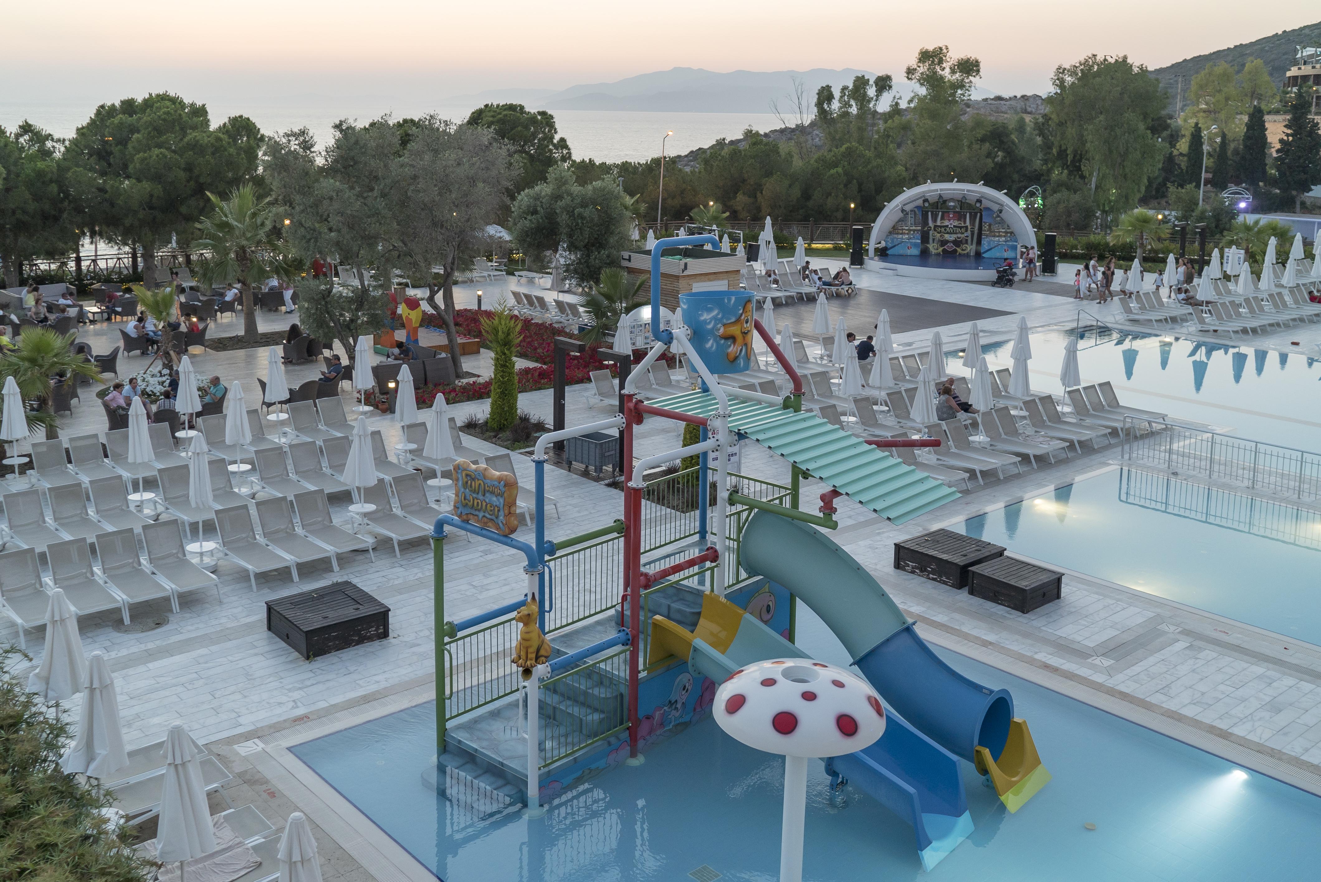 Ramada Resort Kusadasi & Golf Exterior foto The water park at the hotel