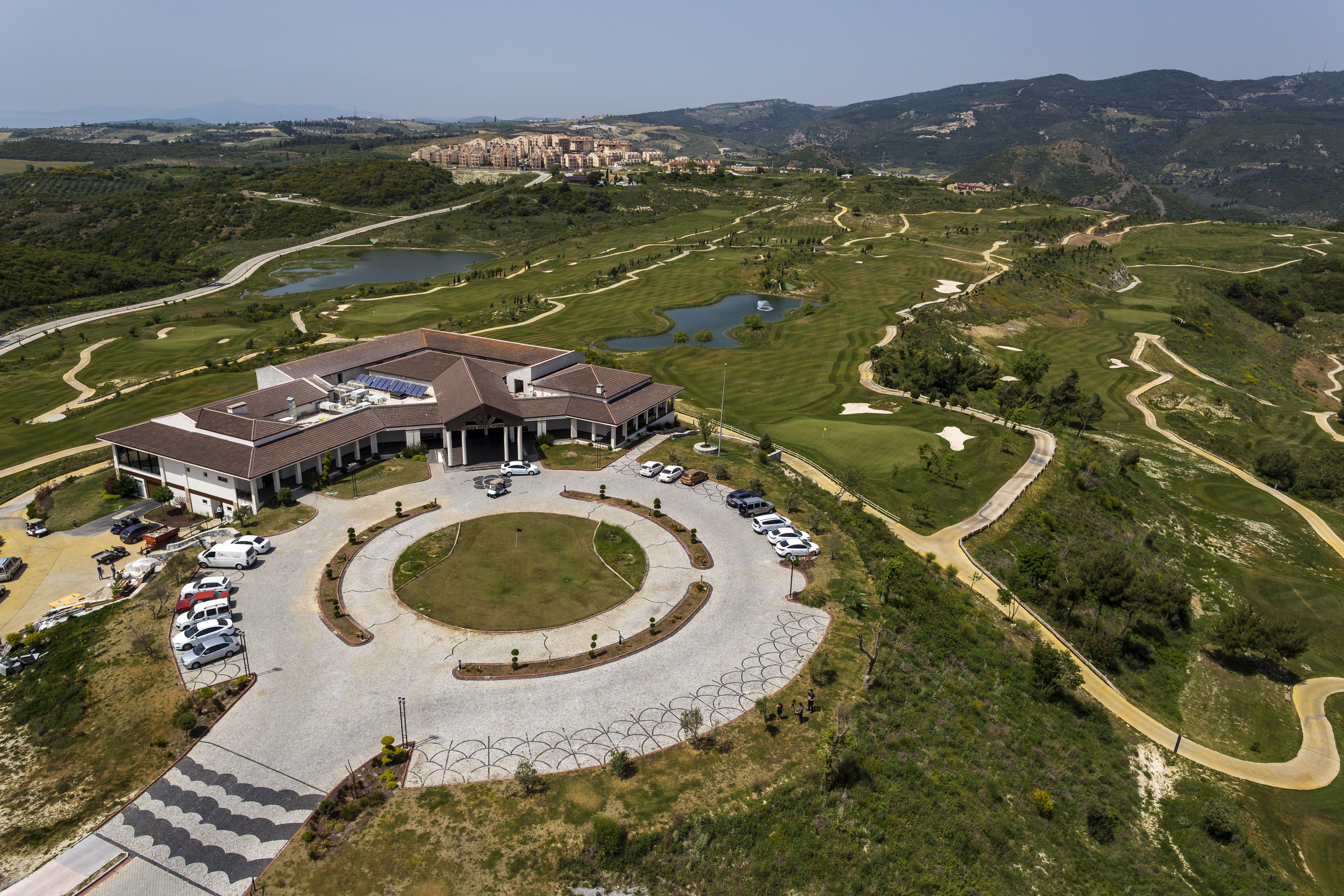 Ramada Resort Kusadasi & Golf Exterior foto Aerial view of the clubhouse