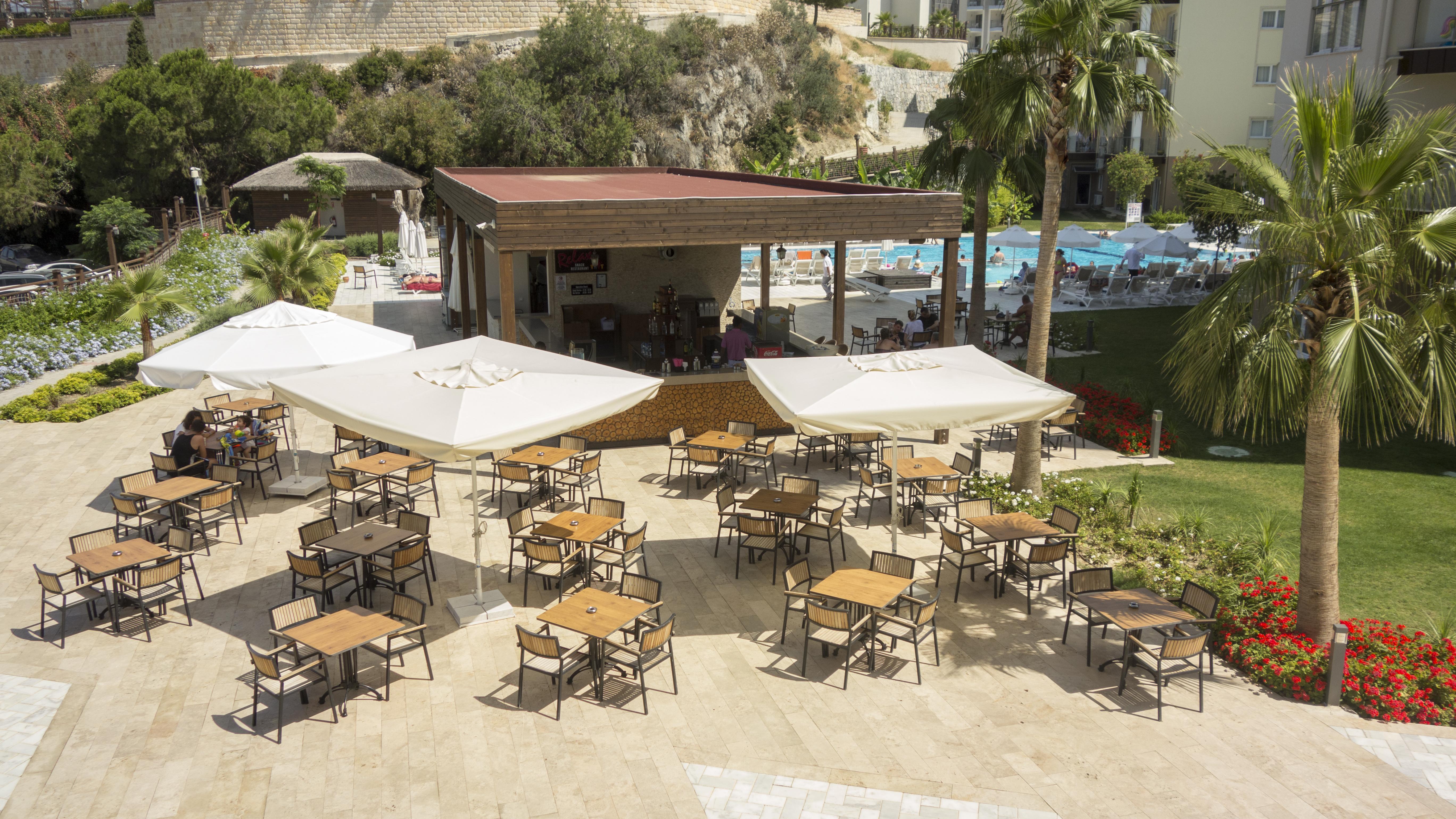 Ramada Resort Kusadasi & Golf Exterior foto The pool bar at the hotel