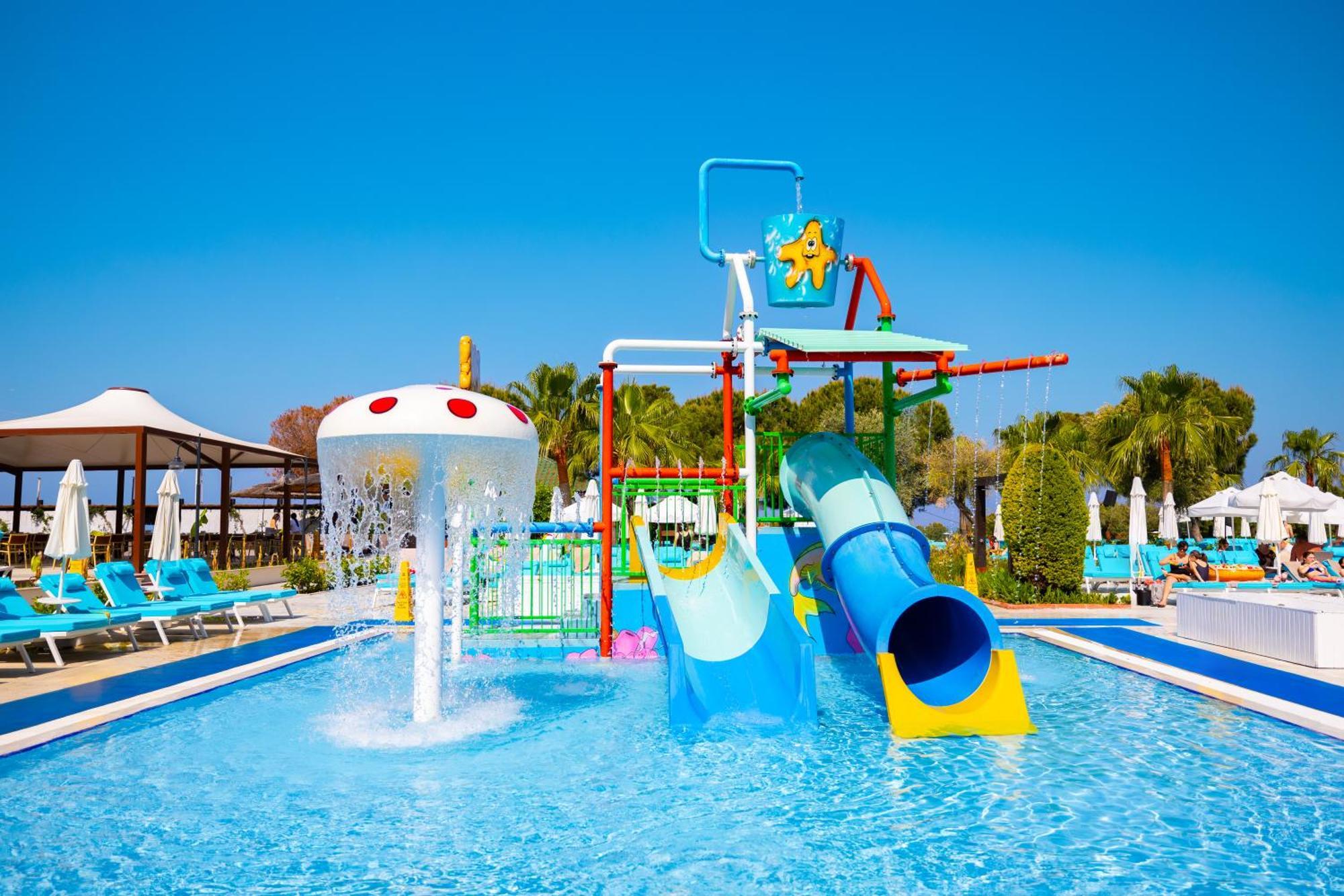 Ramada Resort Kusadasi & Golf Exterior foto A water park in Turkey