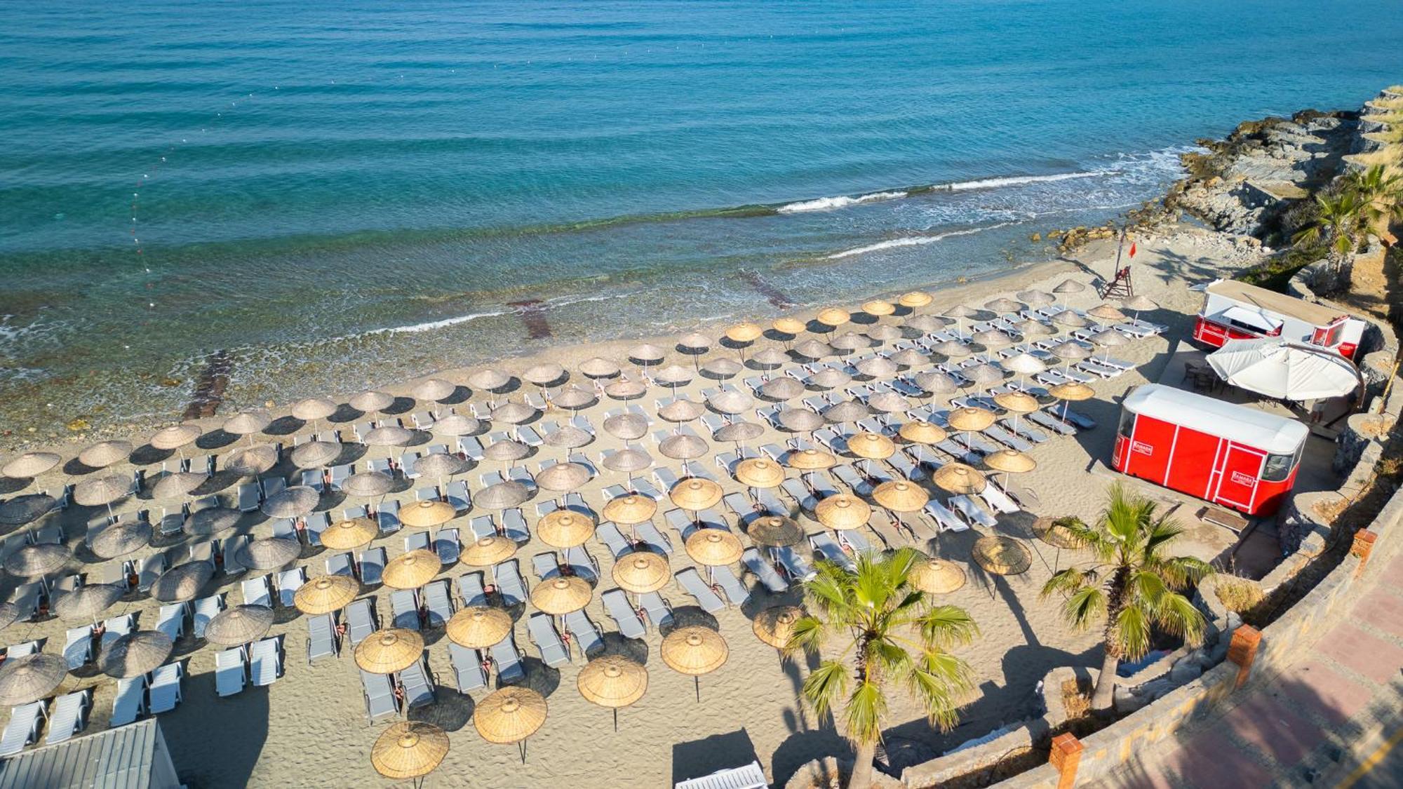 Ramada Resort Kusadasi & Golf Exterior foto The beach of the hotel