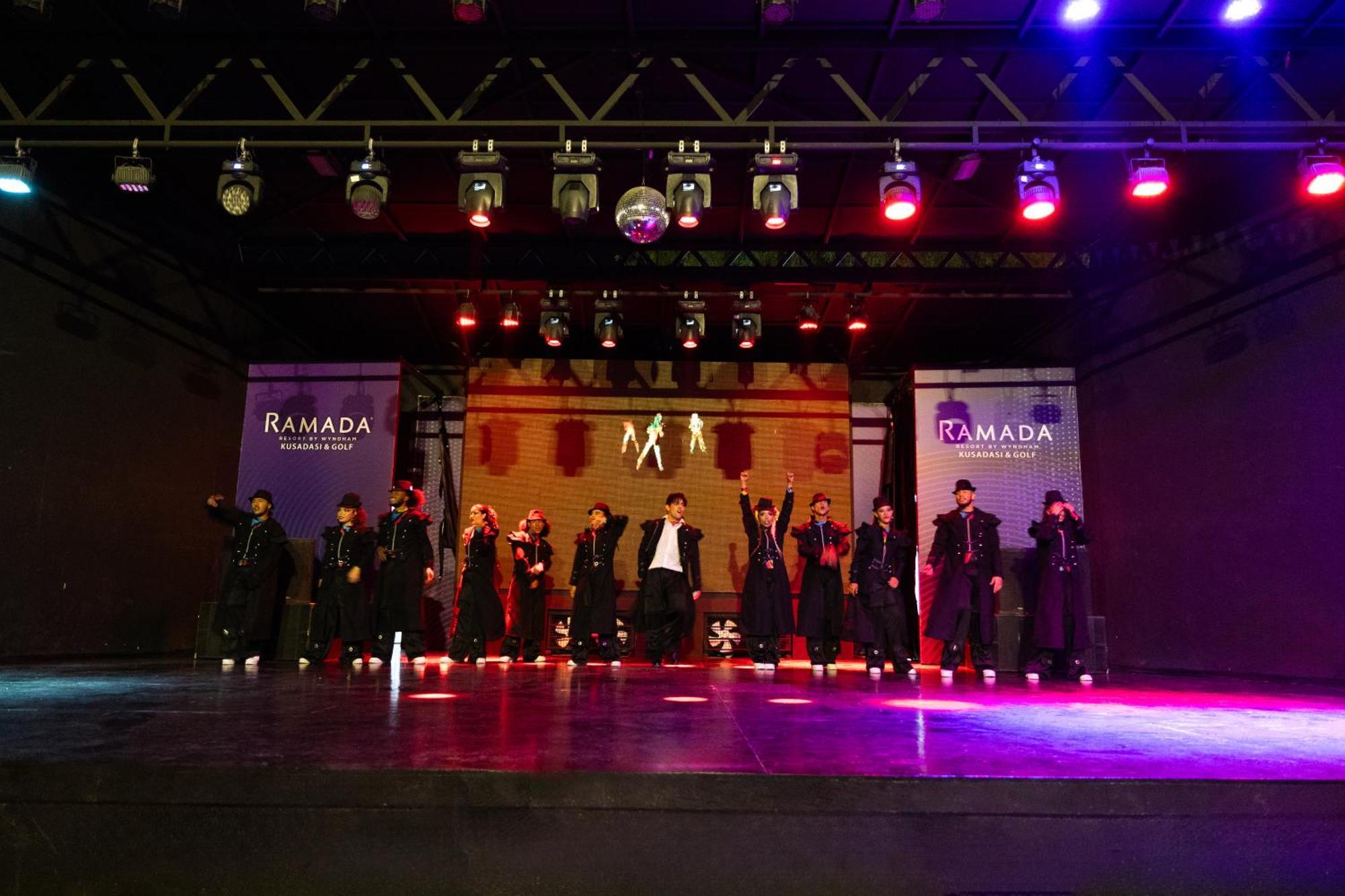 Ramada Resort Kusadasi & Golf Exterior foto The stage of the hotel's theatre