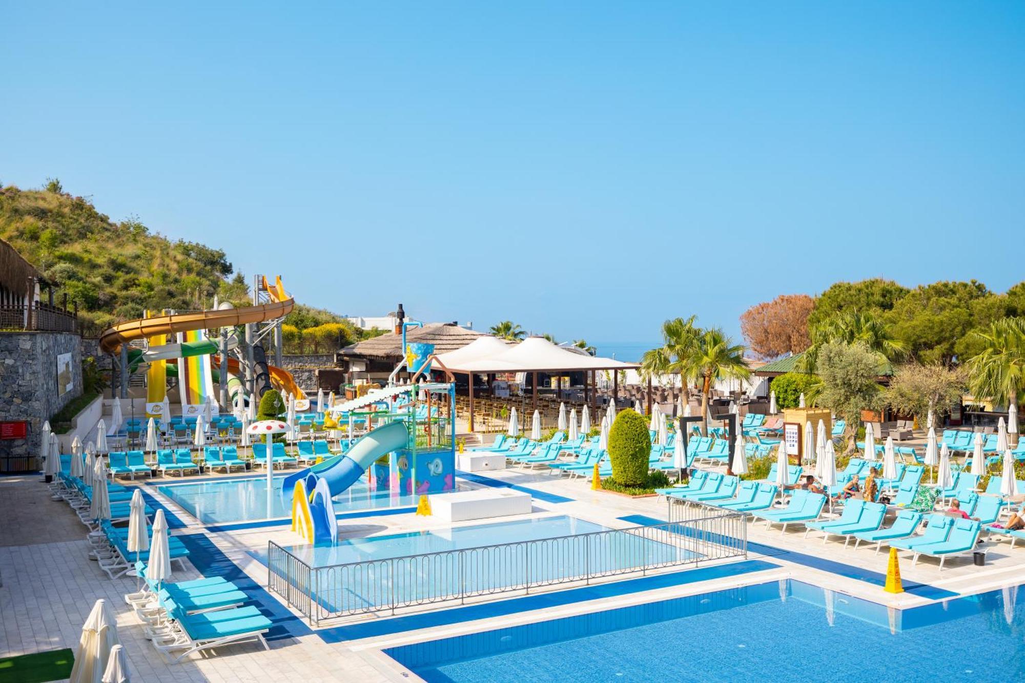 Ramada Resort Kusadasi & Golf Exterior foto The water park