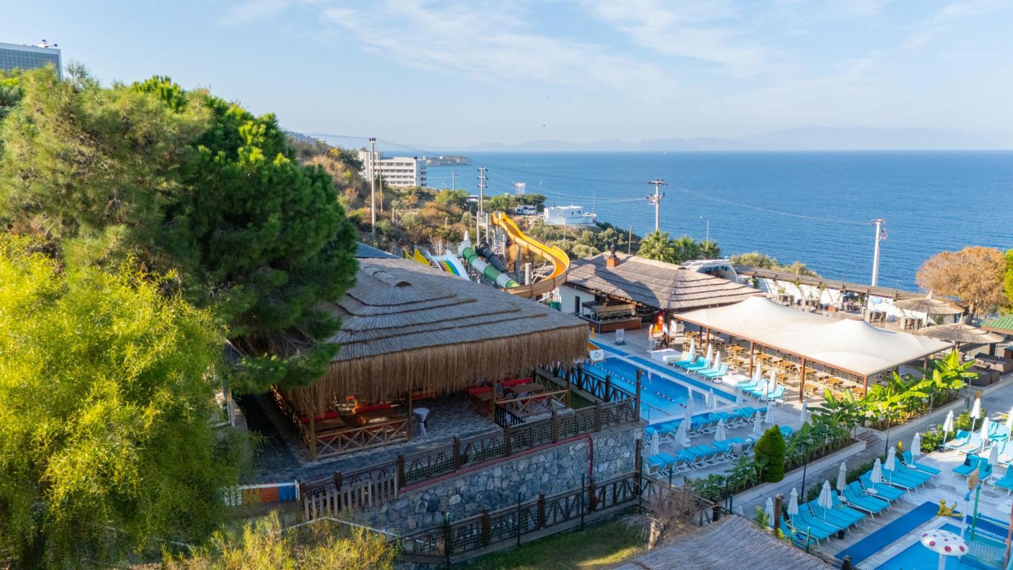 Ramada Resort Kusadasi & Golf Exterior foto View of the park