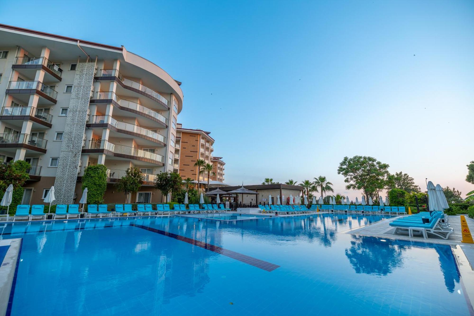 Ramada Resort Kusadasi & Golf Exterior foto