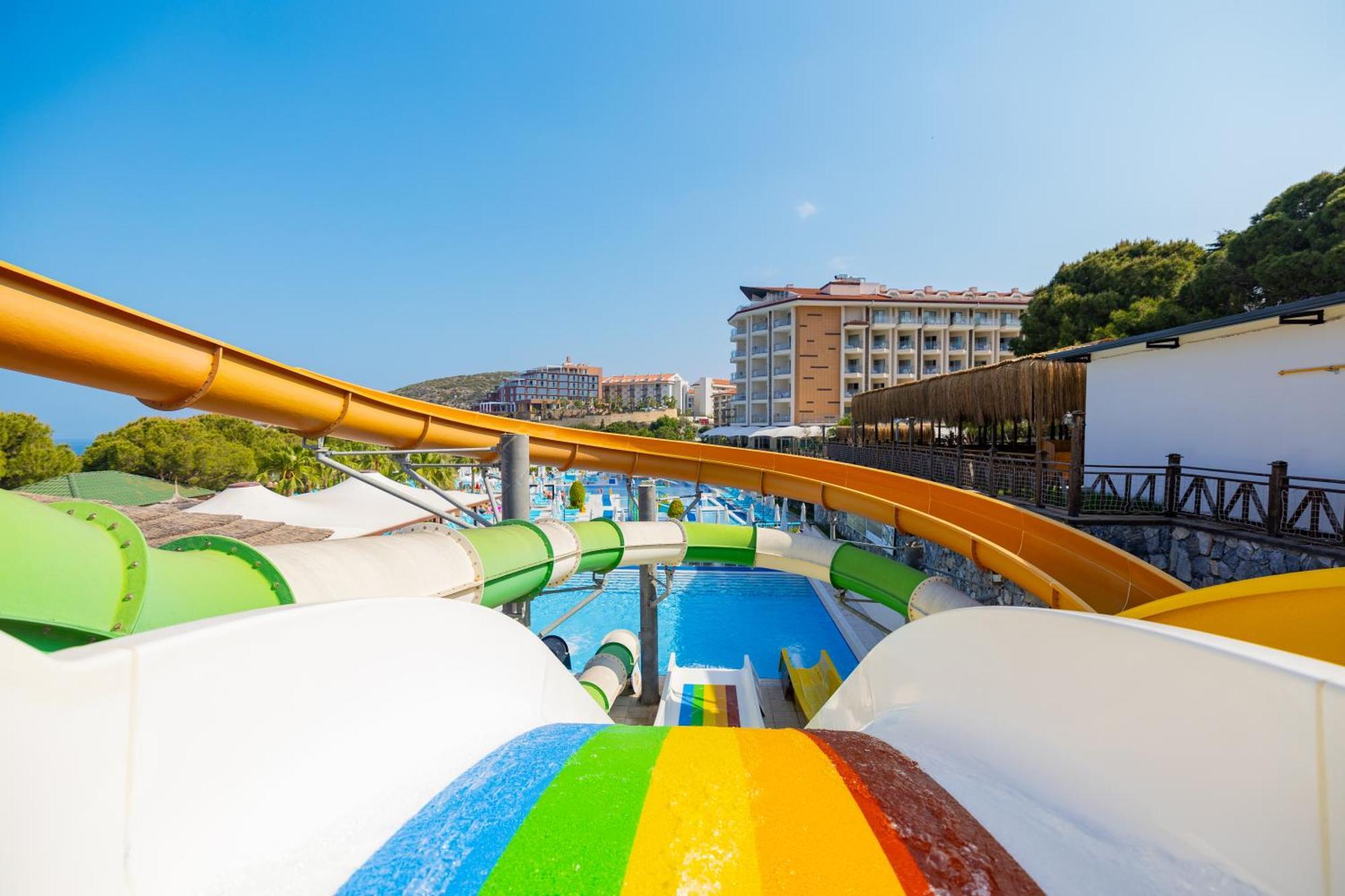 Ramada Resort Kusadasi & Golf Exterior foto Water park in Turkey