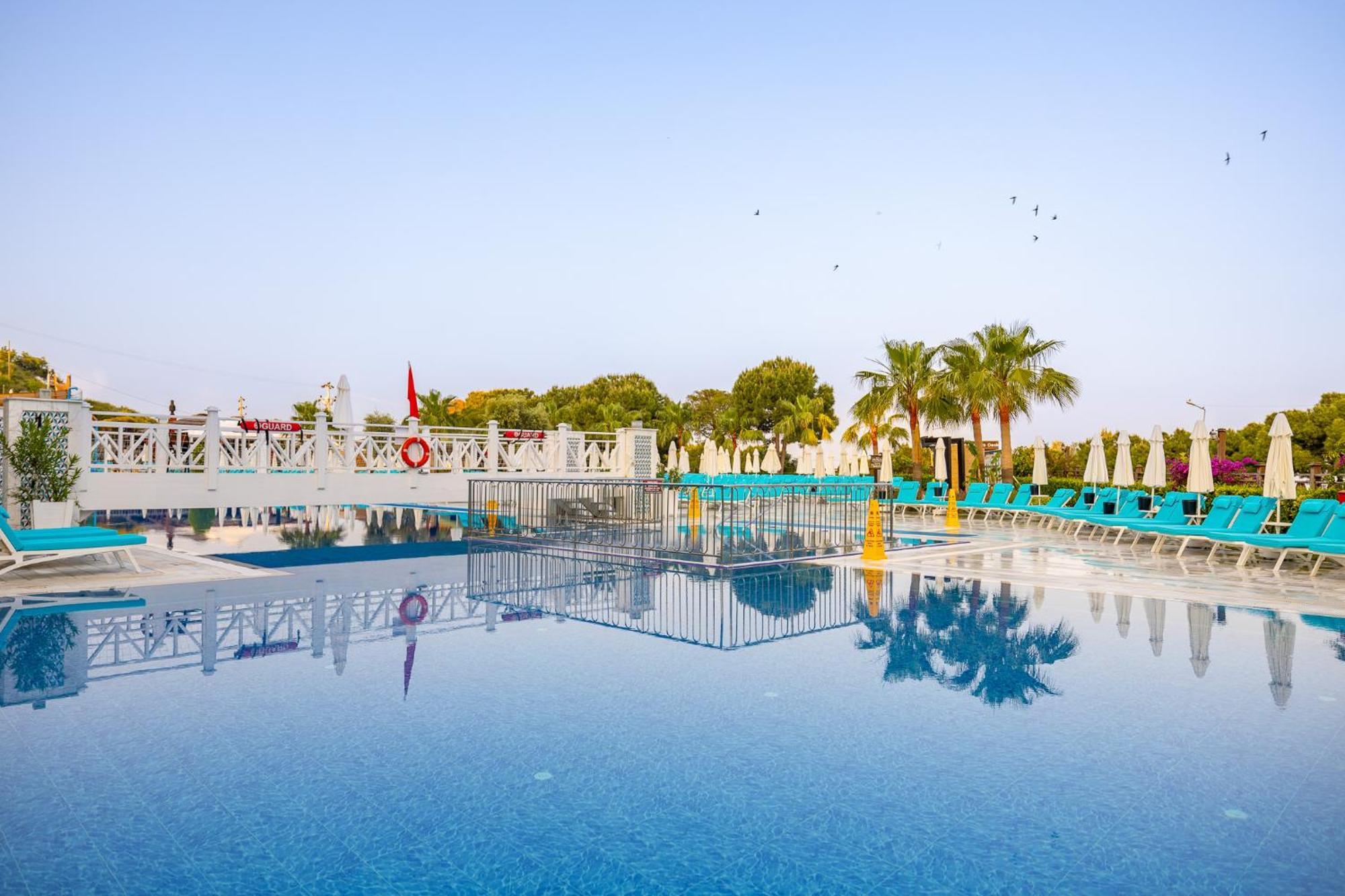 Ramada Resort Kusadasi & Golf Exterior foto A swimming pool at a hotel in Turkey
