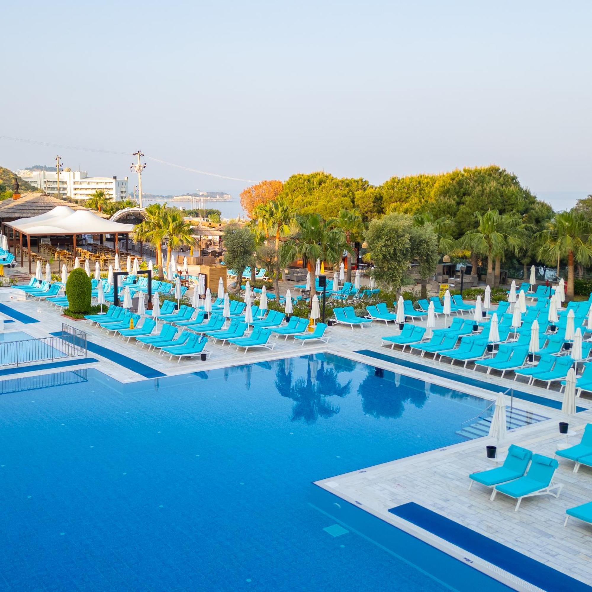Ramada Resort Kusadasi & Golf Exterior foto Pool at the hotel