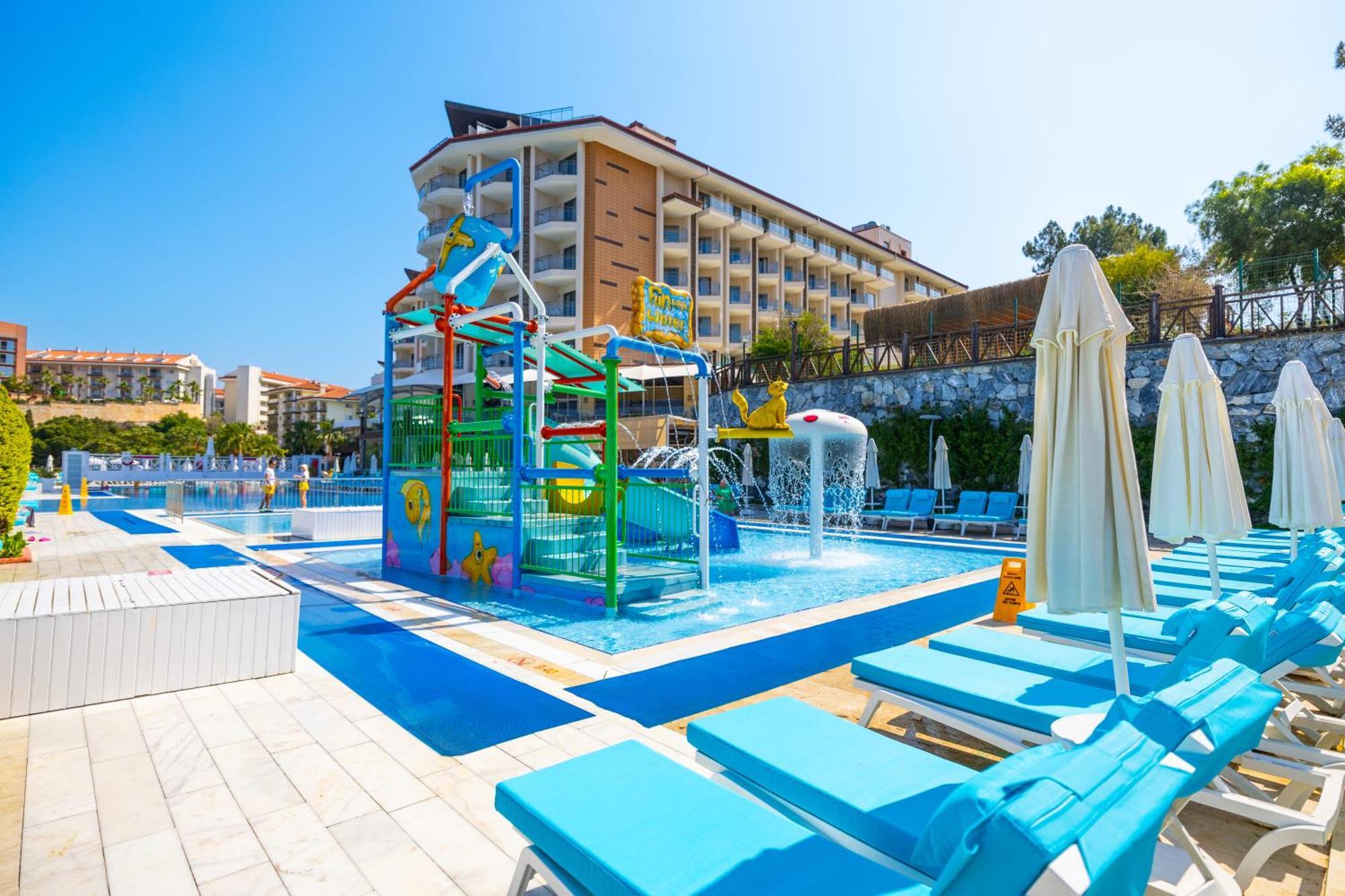 Ramada Resort Kusadasi & Golf Exterior foto