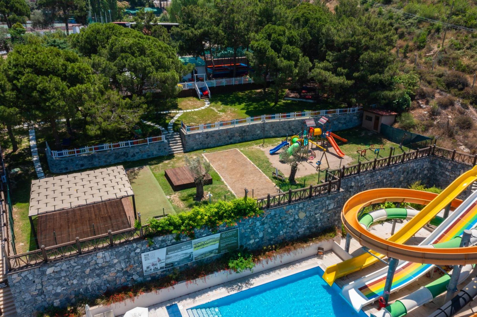 Ramada Resort Kusadasi & Golf Exterior foto Aerial view of the park
