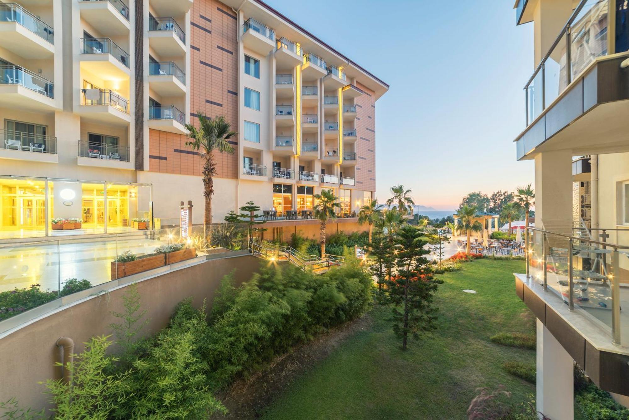 Ramada Resort Kusadasi & Golf Exterior foto The hotel's grounds