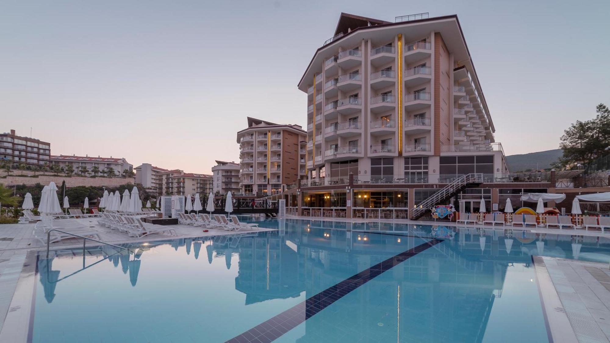 Ramada Resort Kusadasi & Golf Exterior foto