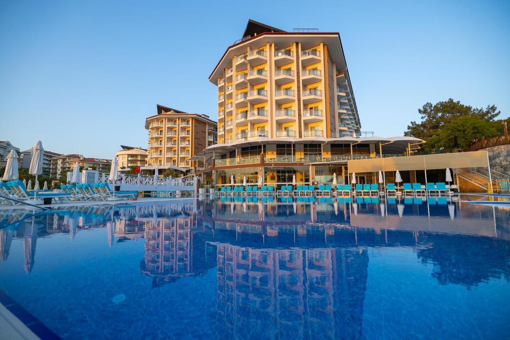 Ramada Resort Kusadasi & Golf Exterior foto