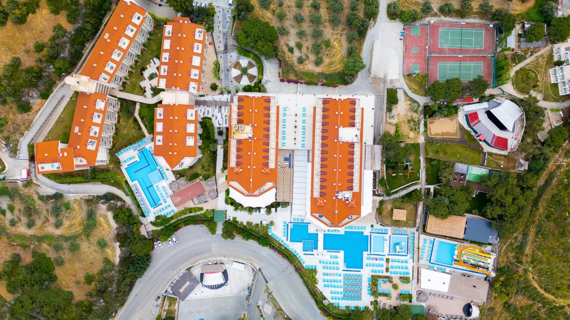 Ramada Resort Kusadasi & Golf Exterior foto Aerial view of the hotel