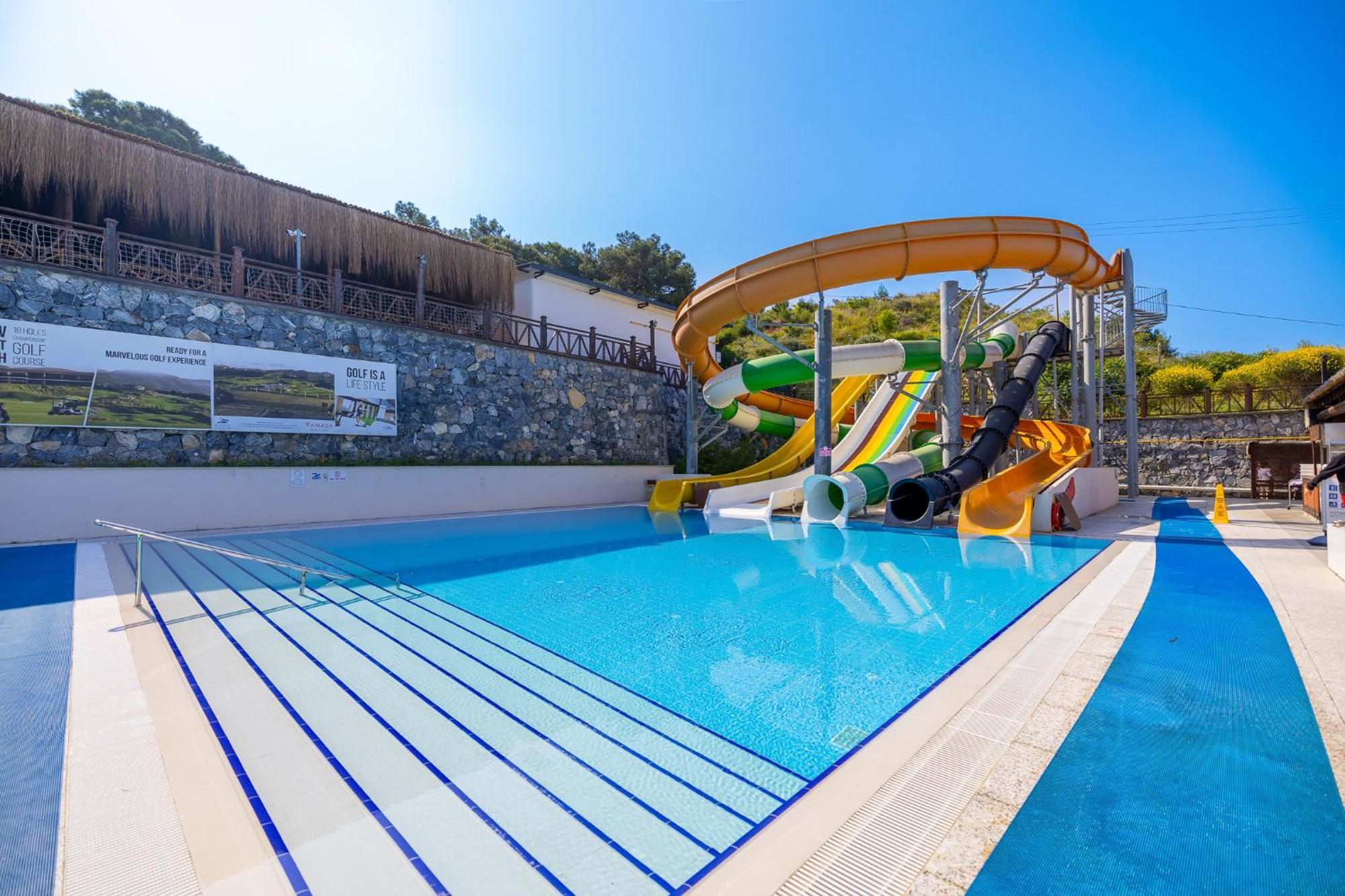 Ramada Resort Kusadasi & Golf Exterior foto Water park