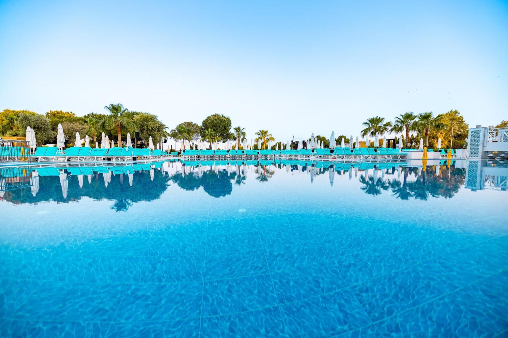 Ramada Resort Kusadasi & Golf Exterior foto The swimming pool at the hotel