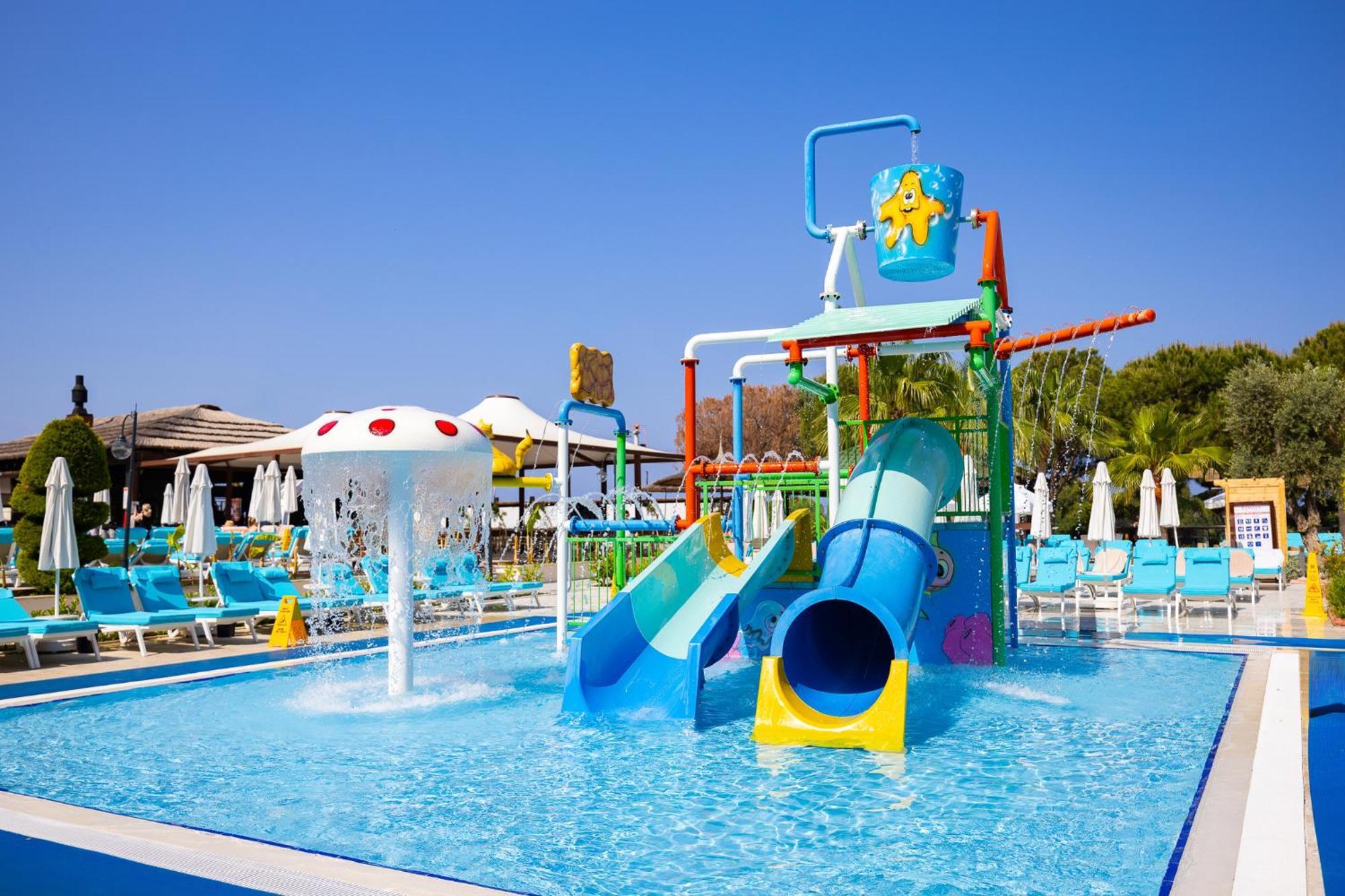 Ramada Resort Kusadasi & Golf Exterior foto A water park in Greece