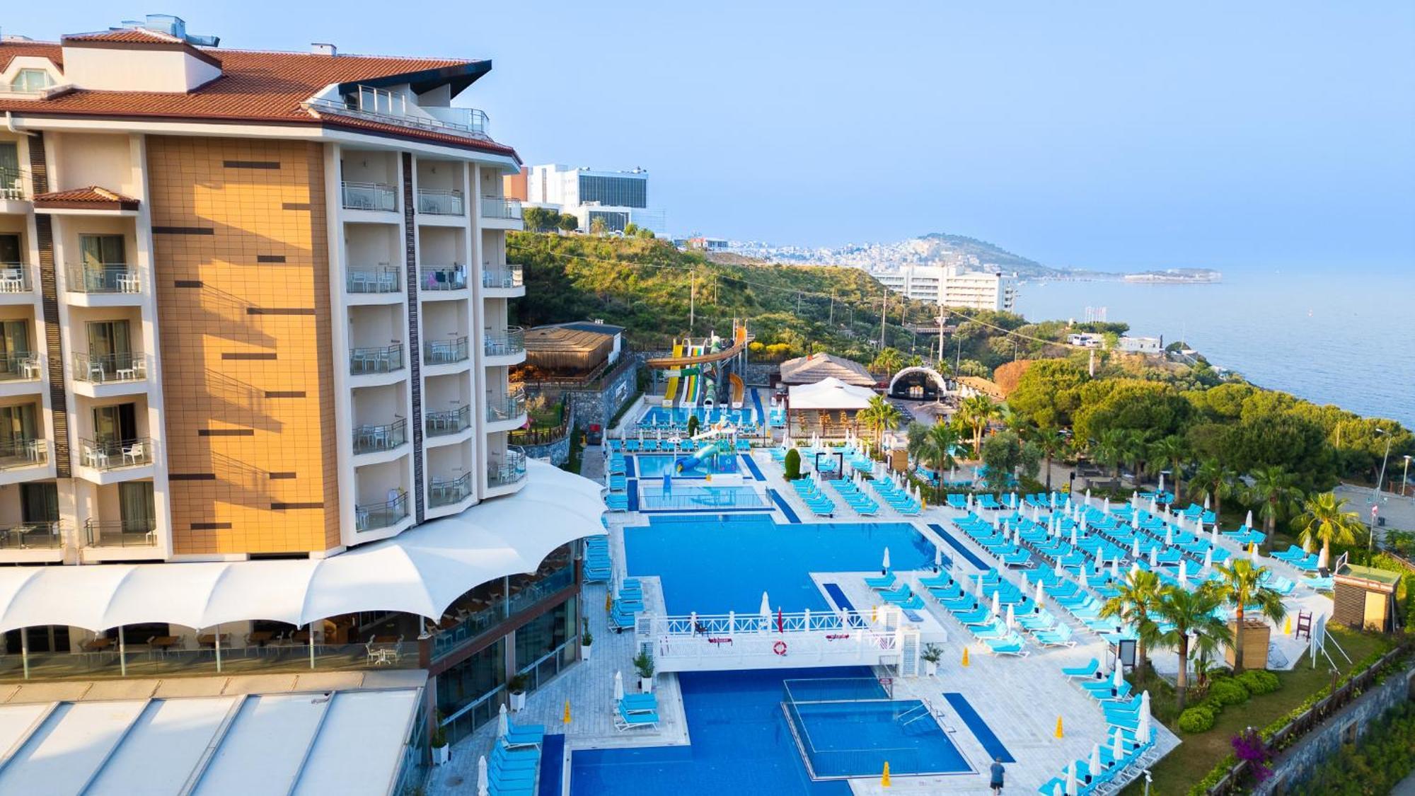 Ramada Resort Kusadasi & Golf Exterior foto A view of the hotel