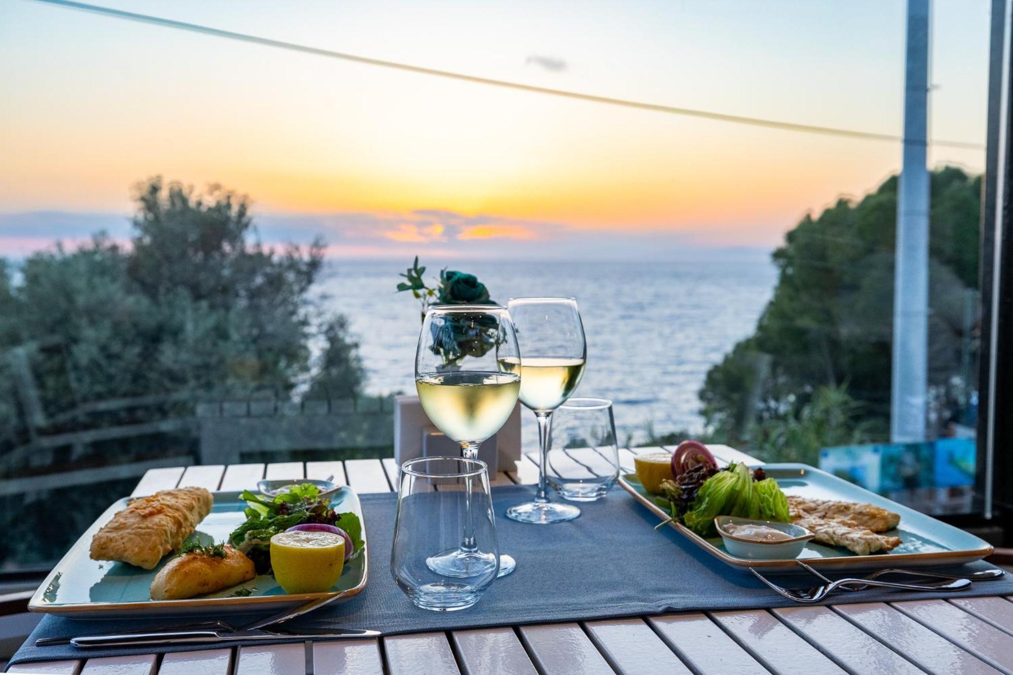 Ramada Resort Kusadasi & Golf Exterior foto Sunset at the restaurant