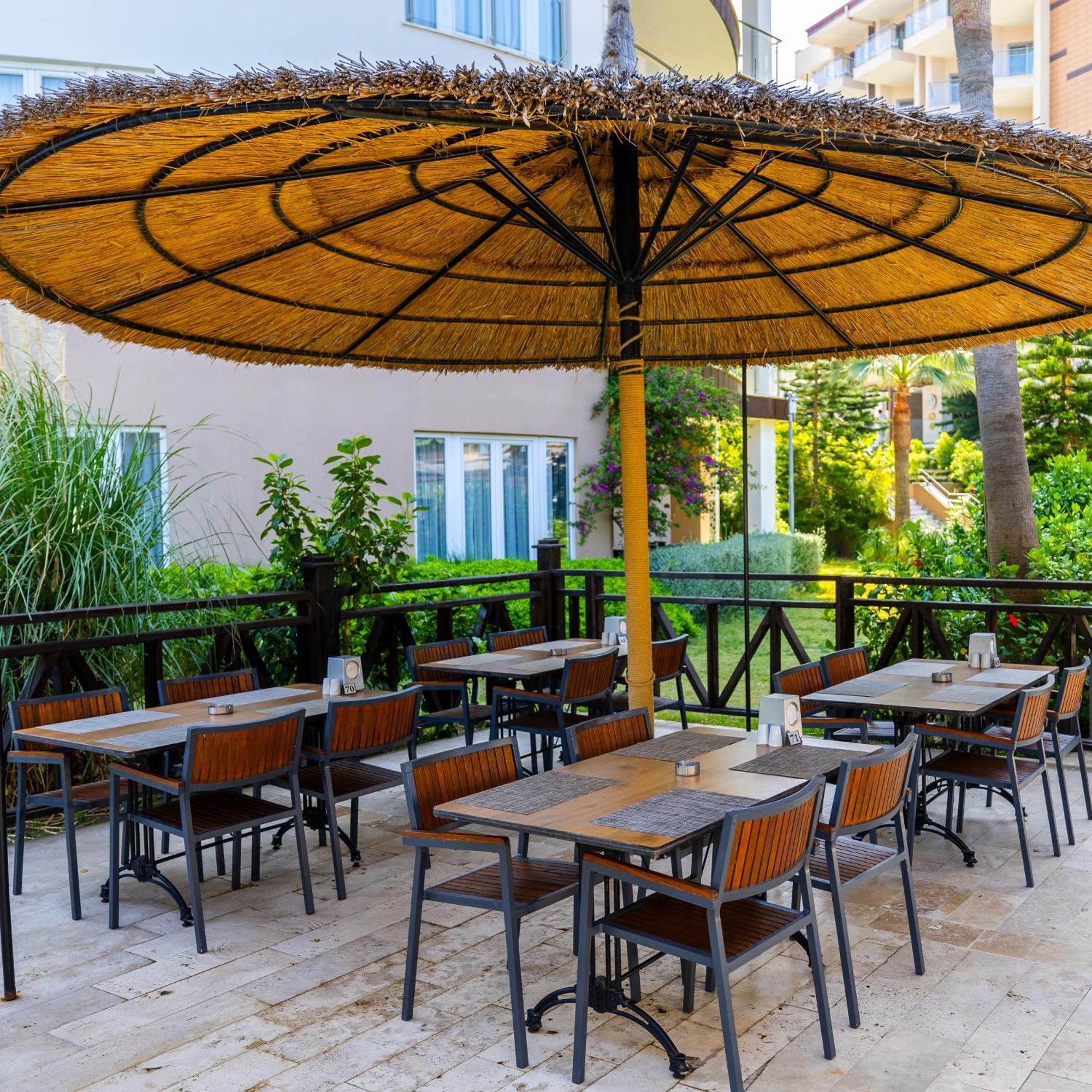Ramada Resort Kusadasi & Golf Exterior foto A restaurant in Turkey