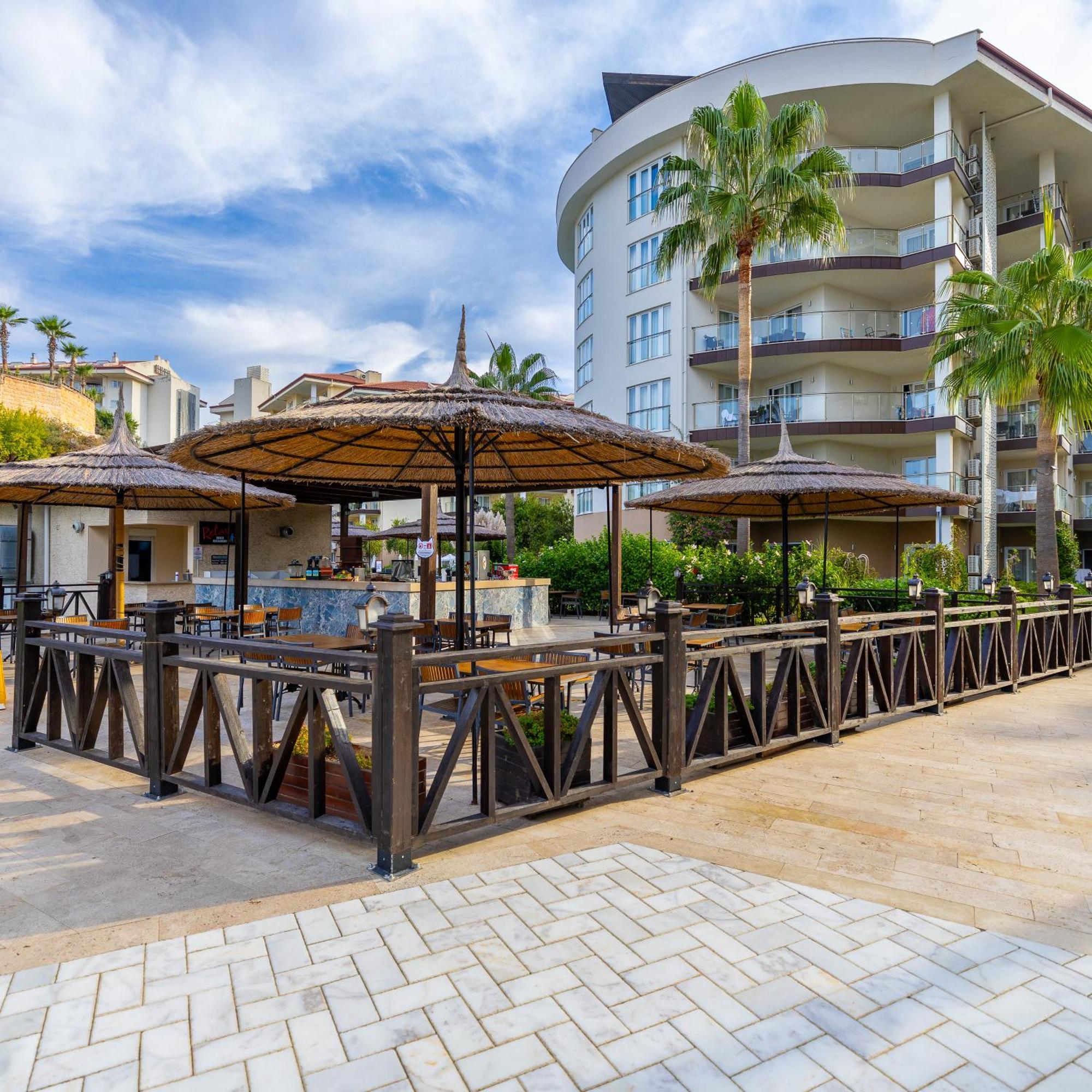Ramada Resort Kusadasi & Golf Exterior foto A poolside bar in Turkey